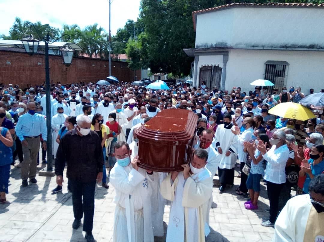 Feligreses y clero en procesión llevaron hasta el Santuario San Juan Bautista los restos de párroco José Ferreira (FOTOS)