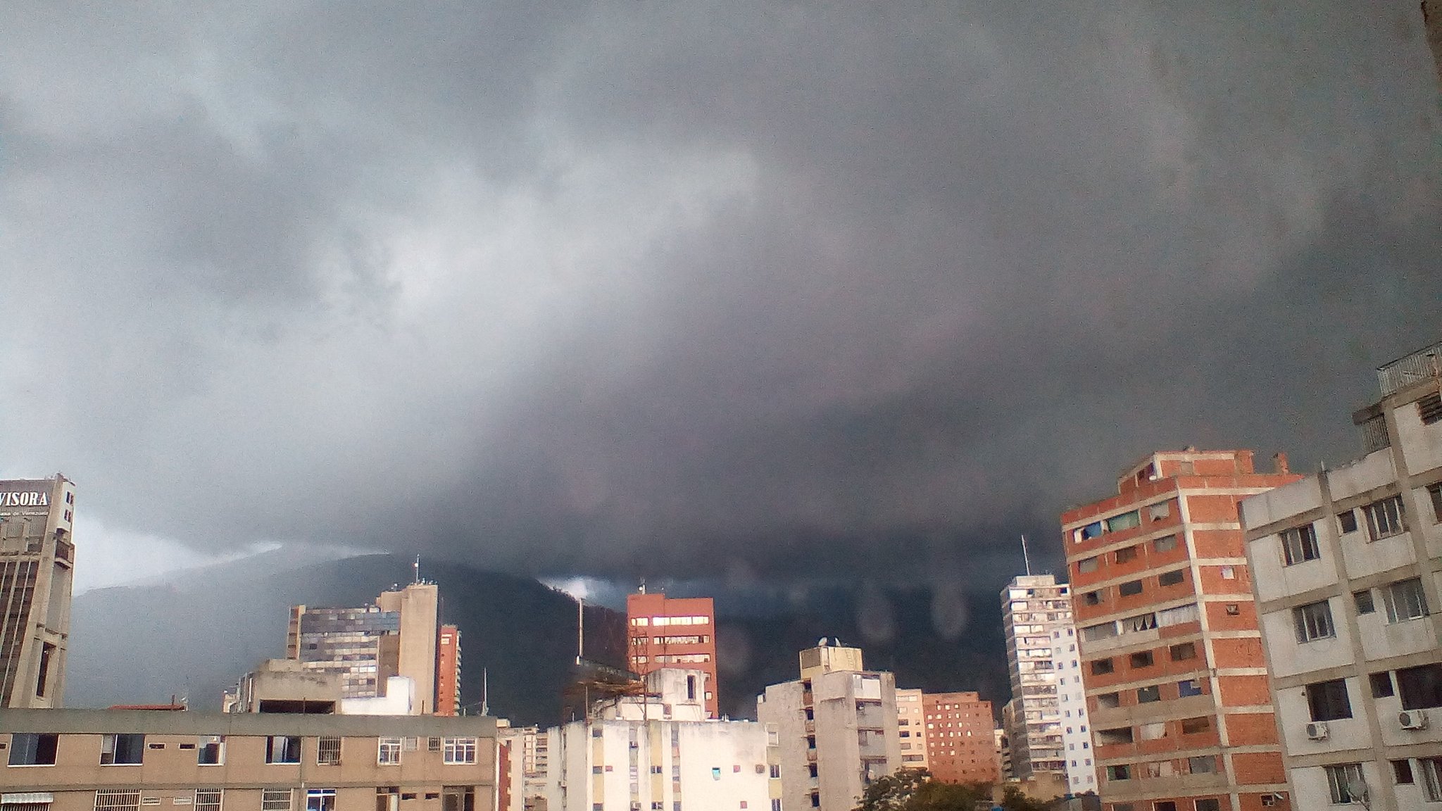 Reportaron caída de granizo durante fuertes lluvias en Caracas este #15Oct (Videos)