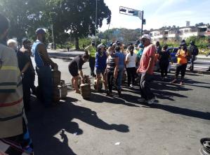 Vecinos trancan la avenida Sucre, cerca de Miraflores, para denunciar ausencia de gas domestico #28Oct (Foto)