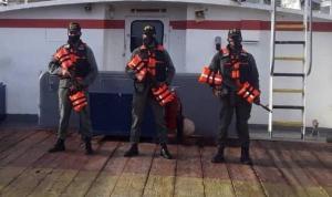 FOTO: GNB custodia el traspaso de crudo en el buque Nabarina