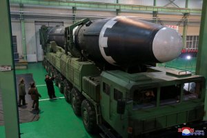 Kim Jong Un ordenó trasladar un misil balístico intercontinental para mostrar su poderío en un desfile militar