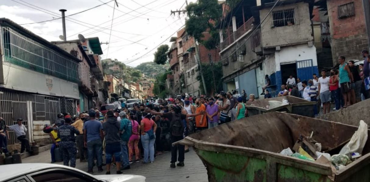 Vecinos de La Vega protestaron por escasez de agua y gas doméstico este #12Oct (Fotos)