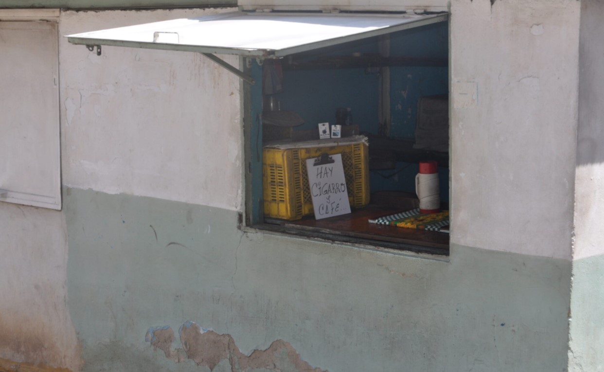 Falta de efectivo tiene secos a los kiosqueros en La Guaira