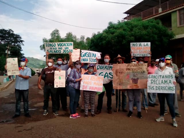 Docentes toman la Av. Los Ilustres para exigir salarios dignos en Guárico #5Oct (FOTOS)