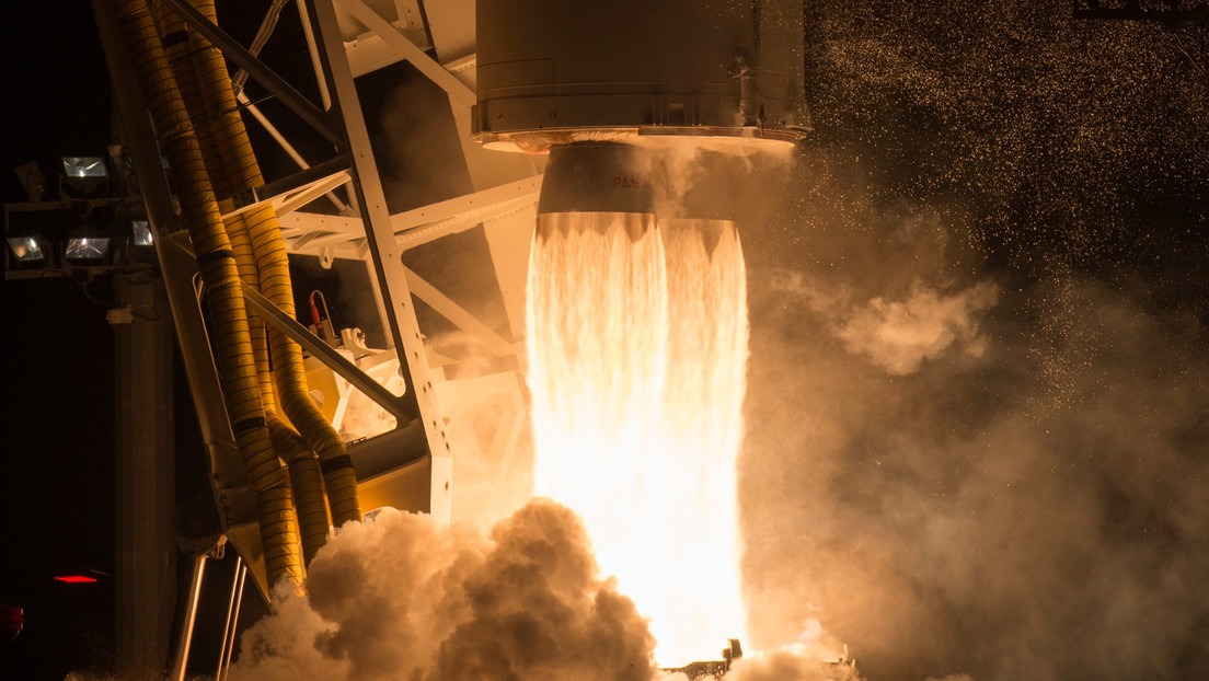 ¡INCREÍBLE! Un cohete pasa frente a la luna llena segundos después de su lanzamiento (FOTOS)