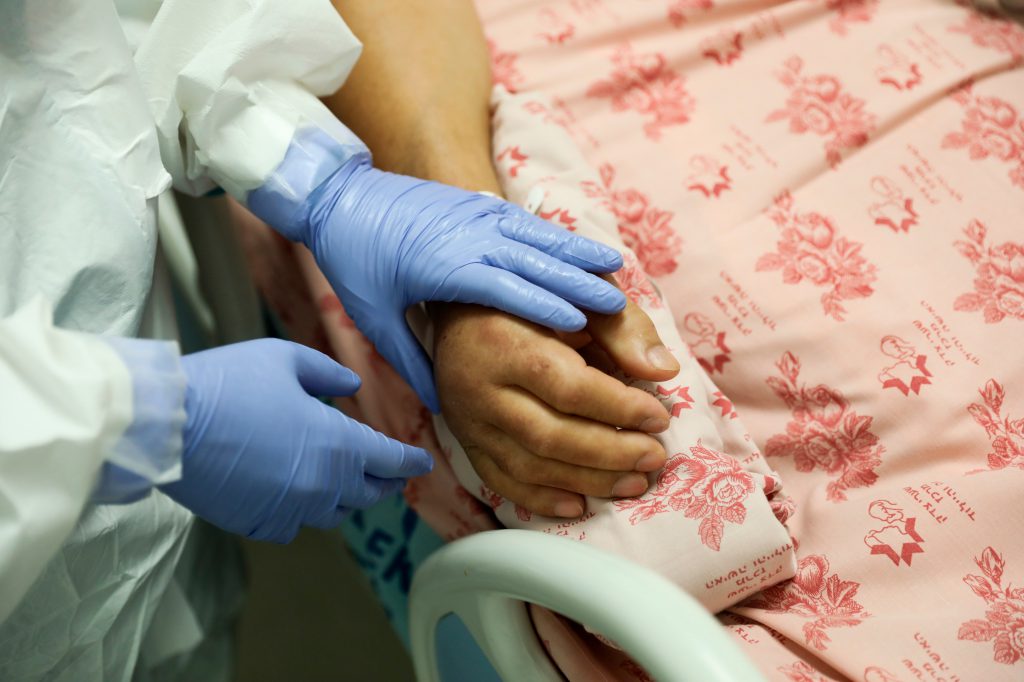 Enfermera acusa a médico en EEUU de infectarla “deliberadamente” con Covid-19