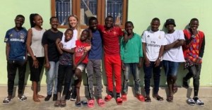 Adoptó a 14 niños huérfanos después de un viaje a África y solo tiene 26 años