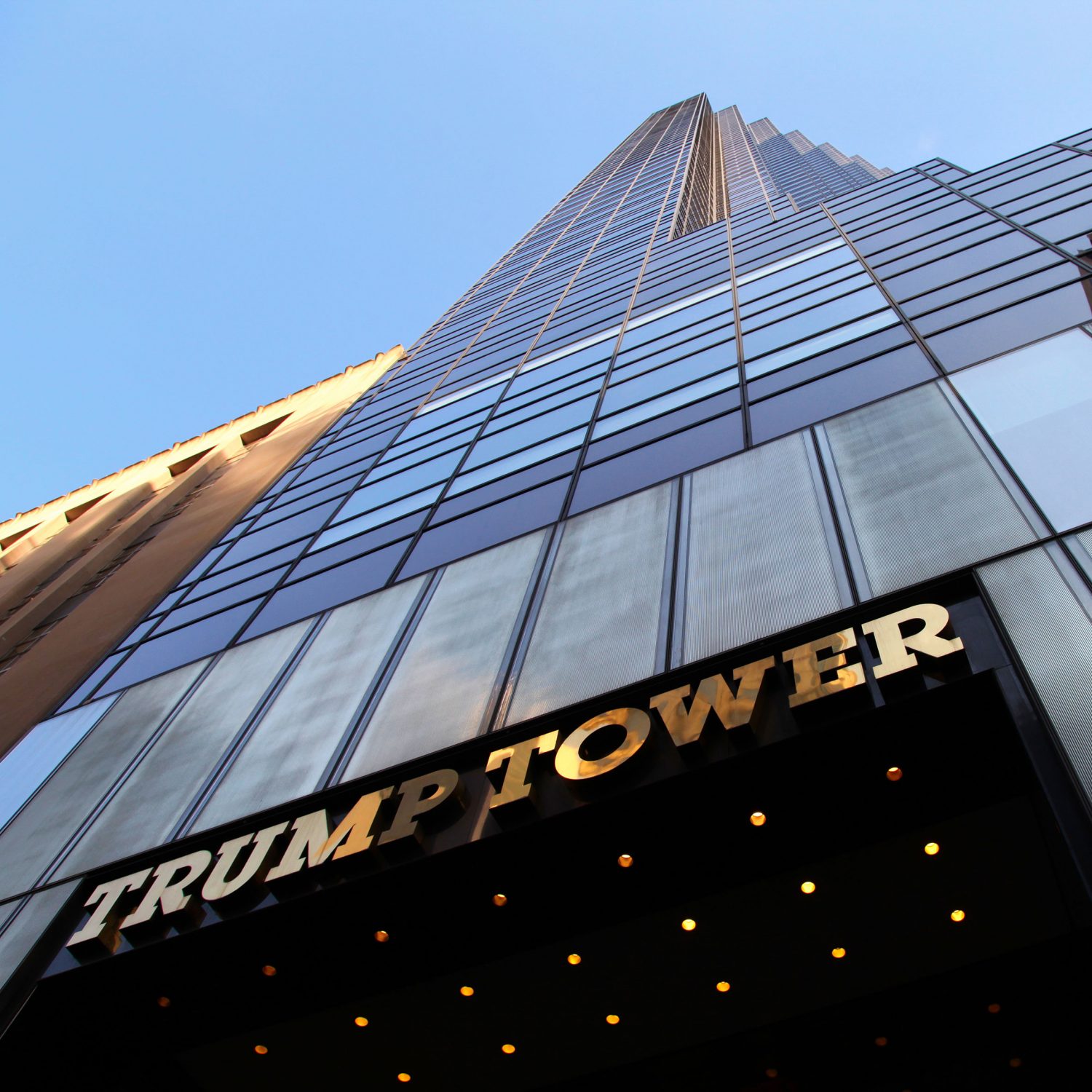 Lo arrestaron tras colgarse de la Torre Trump Tower durante más de 13 horas (VIDEO)