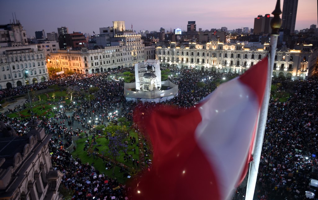 Miles de peruanos manifestaron contra el nuevo presidente Merino (FOTOS)