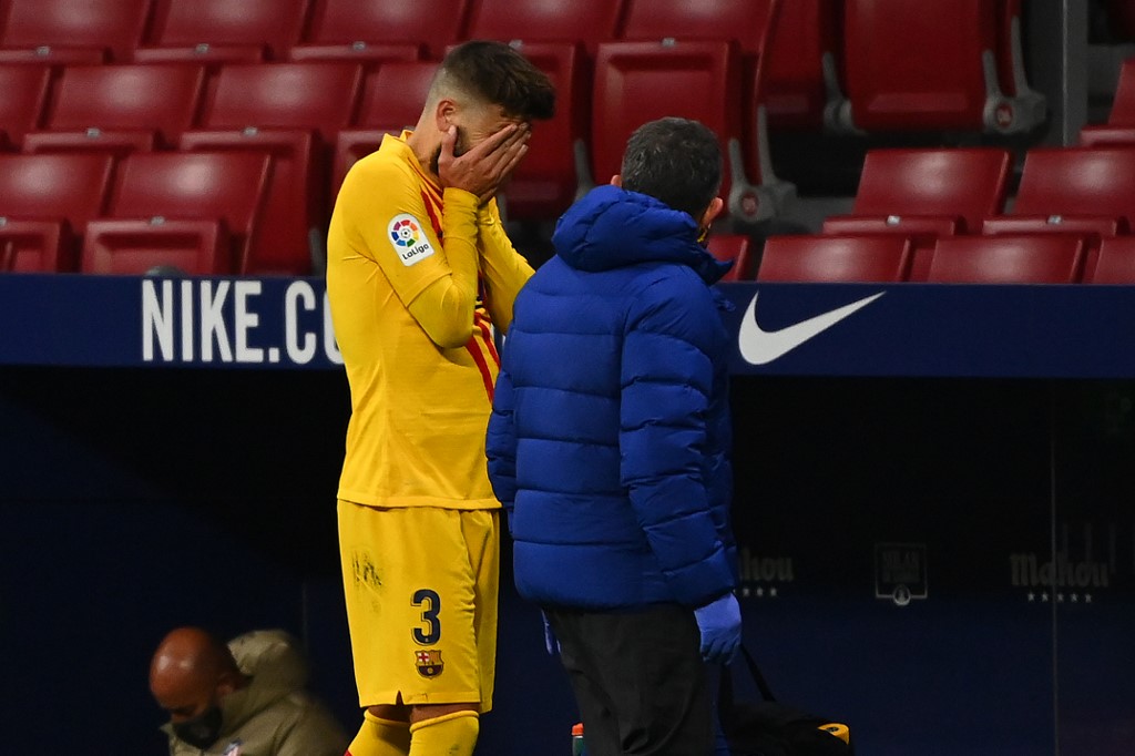 Siguen las malas noticias en el Barcelona: Confirman lesión de ligamentos de Piqué