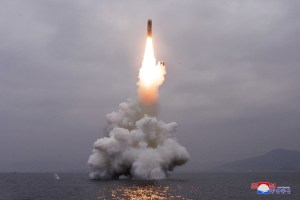Corea del Norte construye dos submarinos, uno capaz de disparar misiles balísticos