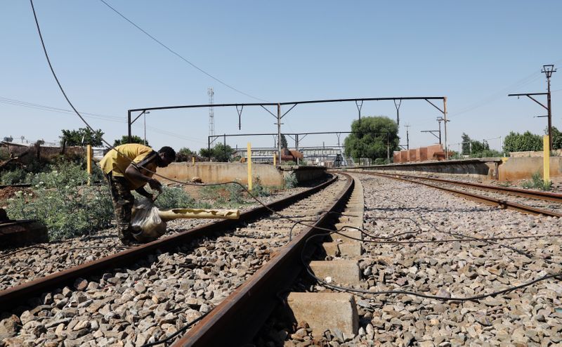 Robo de cobre paraliza el ferrocarril en Sudáfrica, deja a viajeros esperando en las estaciones