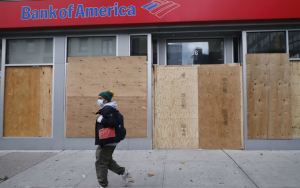 Comerciantes en EEUU resguardan sus vitrinas por miedo a saqueos tras las elecciones (Fotos y video)