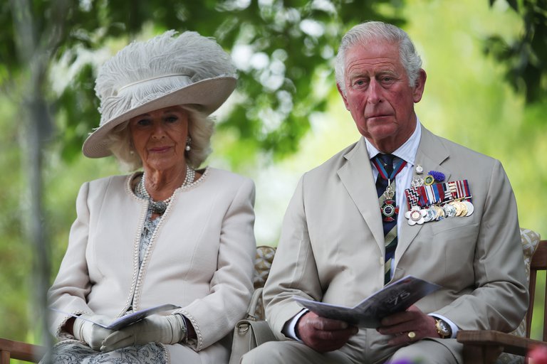 Príncipe Carlos dice que él y su familia extrañan “enormemente” a su padre, Felipe