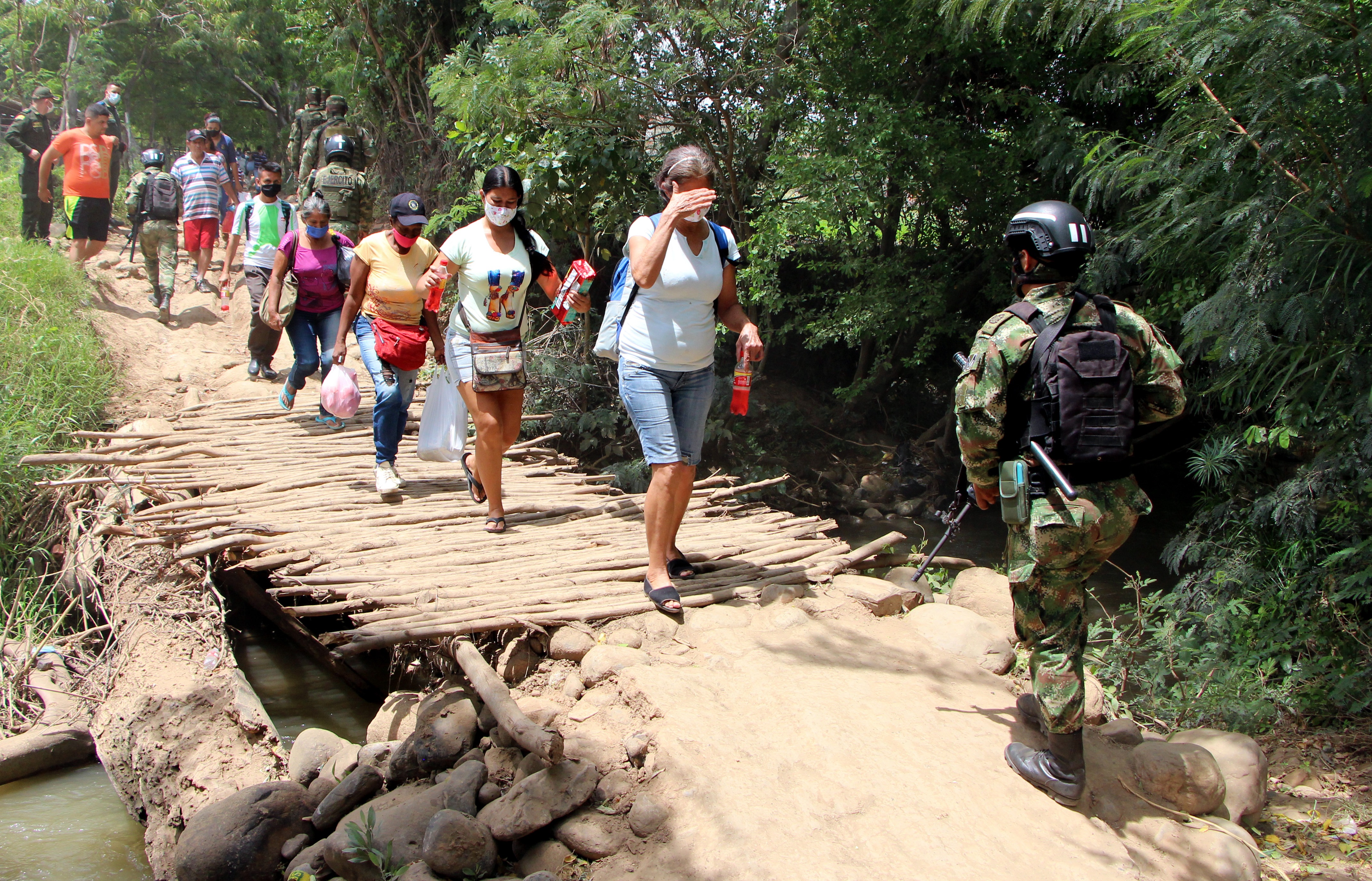 “No somos guerrilleros”: El reclamo de una venezolana que huyó a Colombia por los bombardeos en Apure