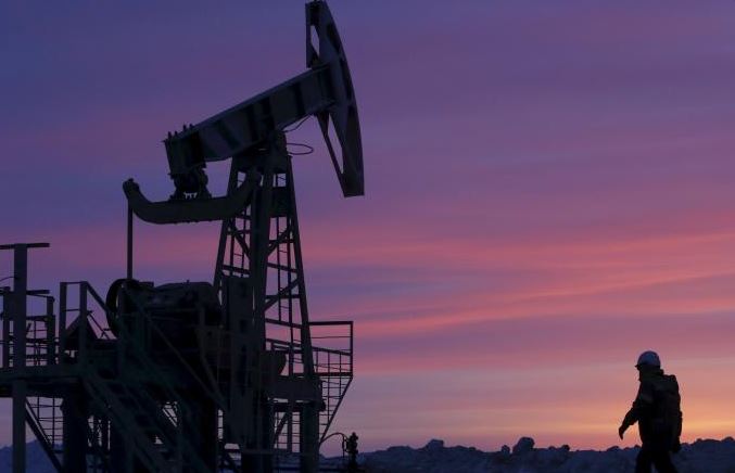 El petróleo acelera su alza, alentado por recorte del suministro saudí