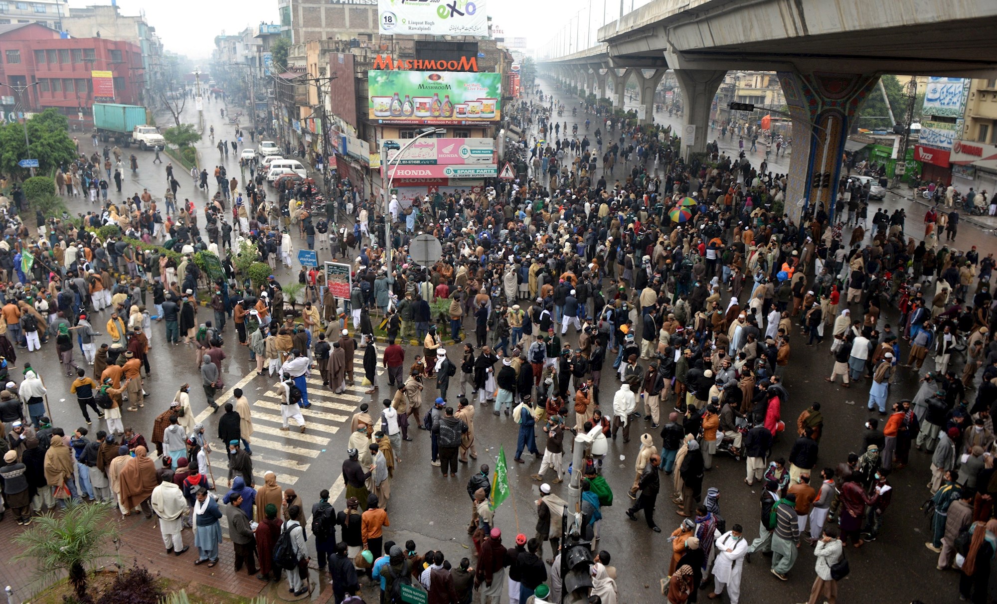 Islamistas bloquean la principal entrada a la capital de Pakistán en protesta contra Francia