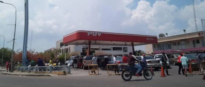 En Zulia el matraqueo no para: Hasta 30 dólares cobran a los ciudadanos para surtir gasolina