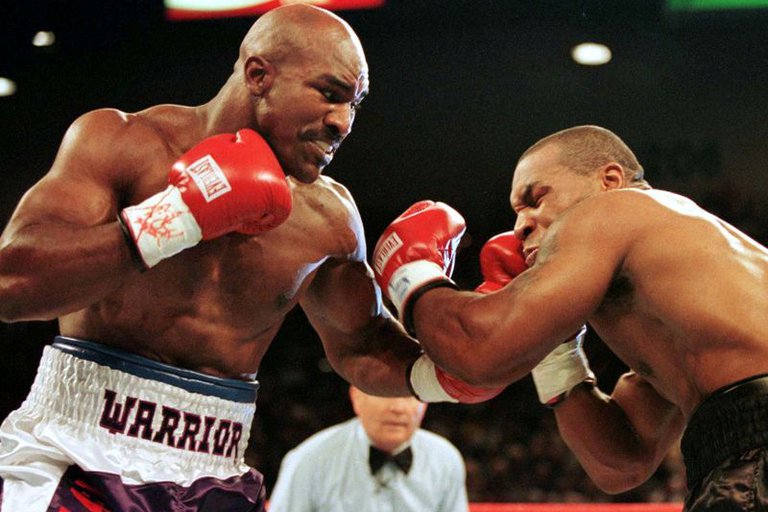 Subastarán los guantes que usó Holyfield el día que Tyson le mordió la oreja