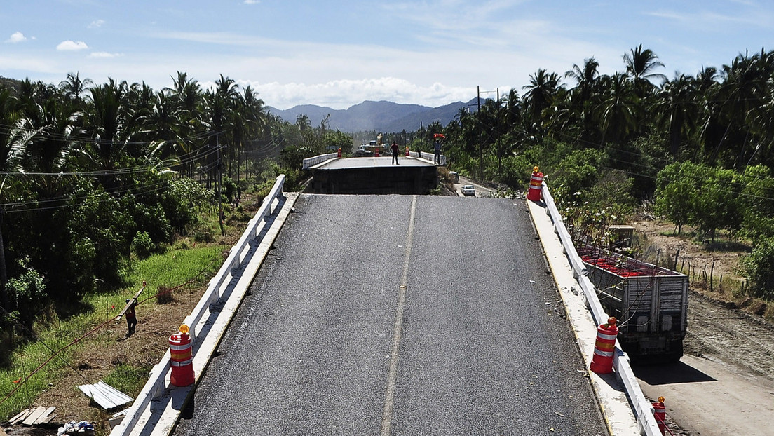 Periodista se salvó de milagro tras colapsar un puente en plena transmisión (Video)