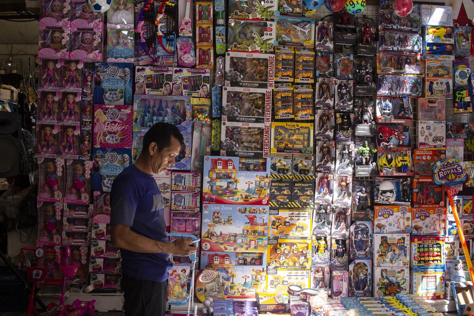 Jugueterías en Caracas inician la temporada navideña rematando mercancía