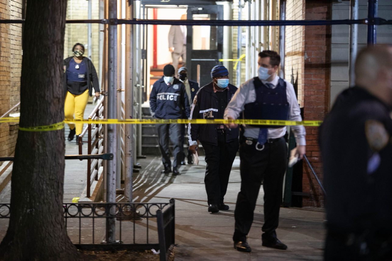 Tiroteo en un edificio de Brooklyn dejó un muerto y seis heridos, incluyendo a una niña (Fotos)