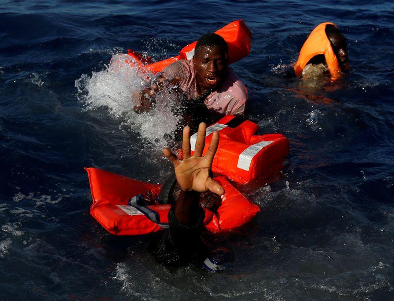 ONU: Veinte migrantes se ahogan en un naufragio en Libia; cuerpos llegan a la orilla