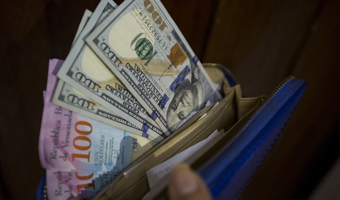 Comercios recibirán bolívares por pagos con tarjetas de débito de cuentas en divisas