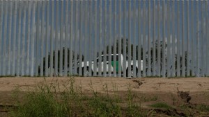Legisladores de EEUU piden suspender expulsiones en frontera