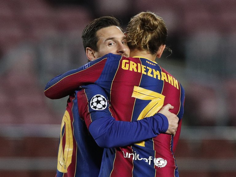 Hinchas del Barcelona increparon a Griezmann por la salida de Messi