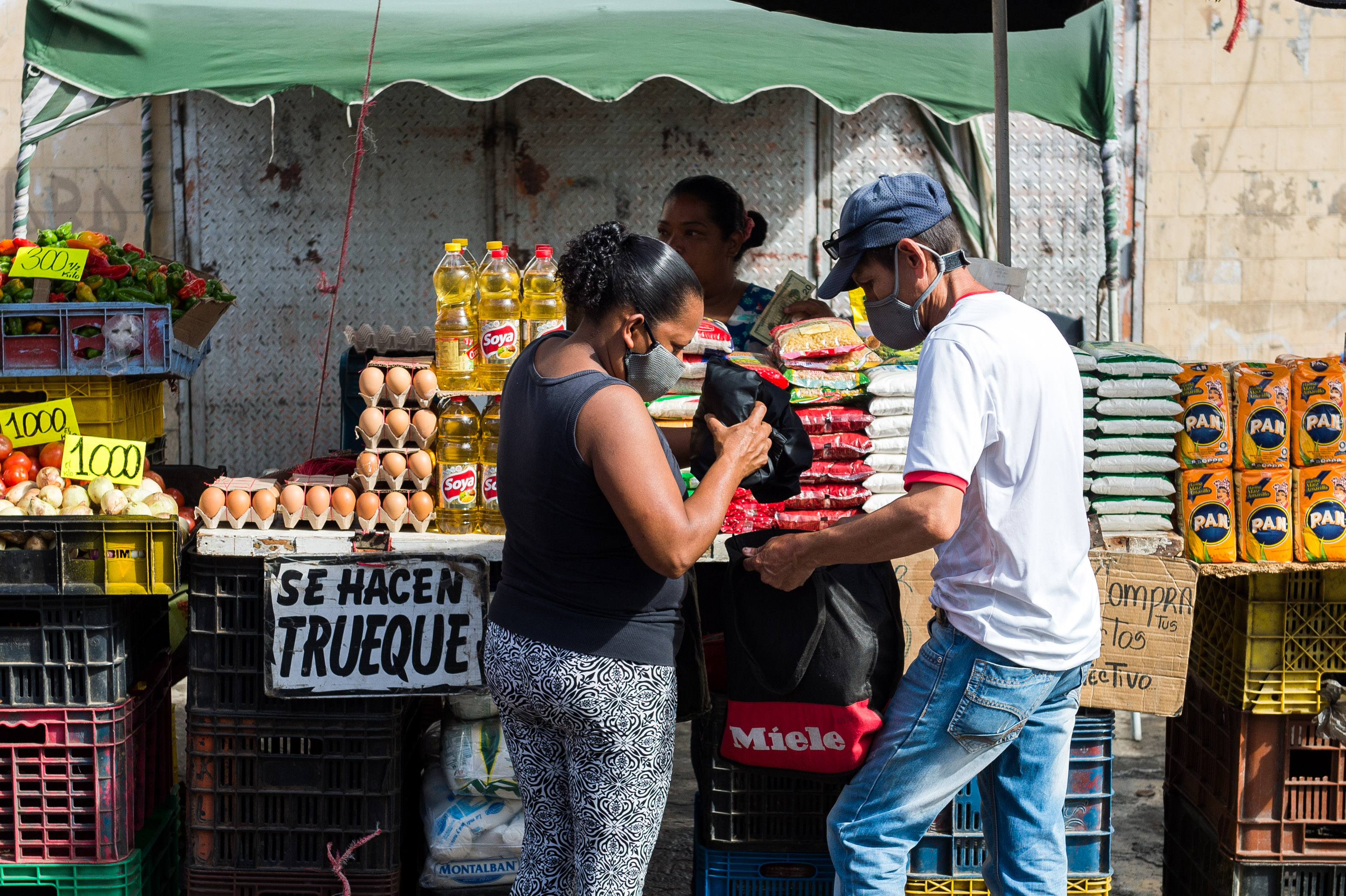 El venezolano necesita ocho salarios mínimos para comprar ocho alimentos básicos