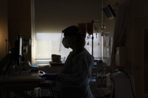 California busca más médicos y enfermeras ante descomunal aumento de contagios por Covid-19
