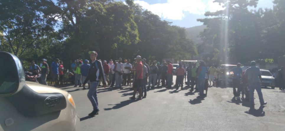 Ciudadanos resteados trancan carretera de Cumaná – Puerto La Cruz para exigir el suministro de gasolina (Fotos)