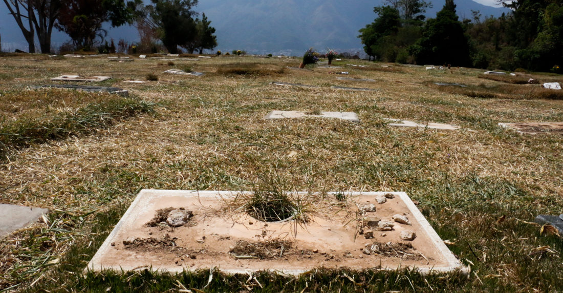 Denuncian hurto de placas de las tumbas en el Cementerio del Este de Caracas (Video)