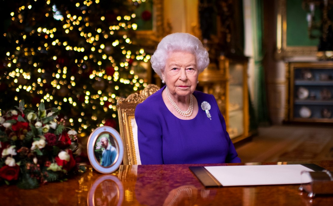 La reina Isabel II: No podemos celebrar la Navidad como era de costumbre, pero la vida debe continuar