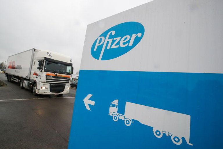 ¿Cinco o seis dosis? Controversia sobre las entregas de la vacuna de Pfizer