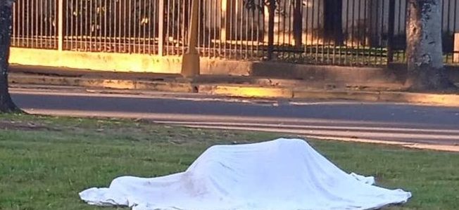 Hallaron cadáver de un joven frente al Shopping Center de Valencia