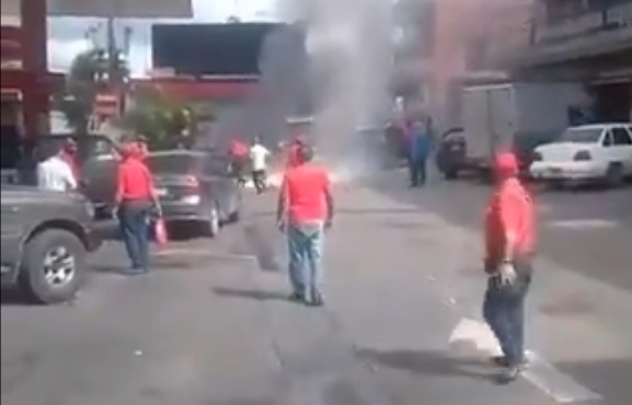 Un carro se consumió en llamas en estación de servicio en Las Minas de Baruta (VIDEO)