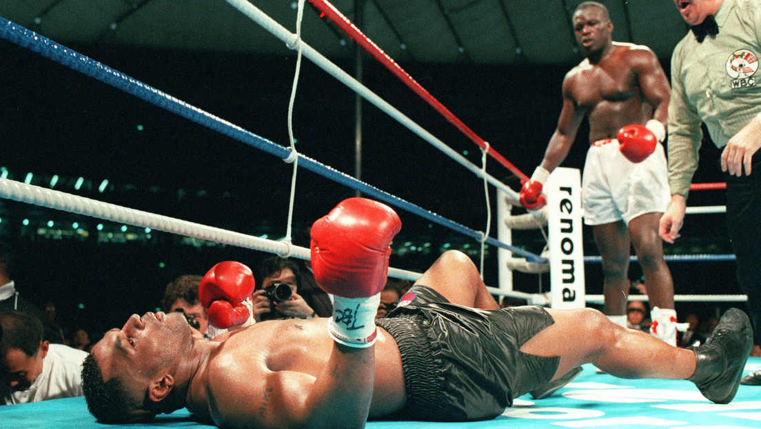 ¿Quién es el icónico luchador que noqueó hace 30 años a Mike Tyson y ahora quiere volver a enfrentarse a él?