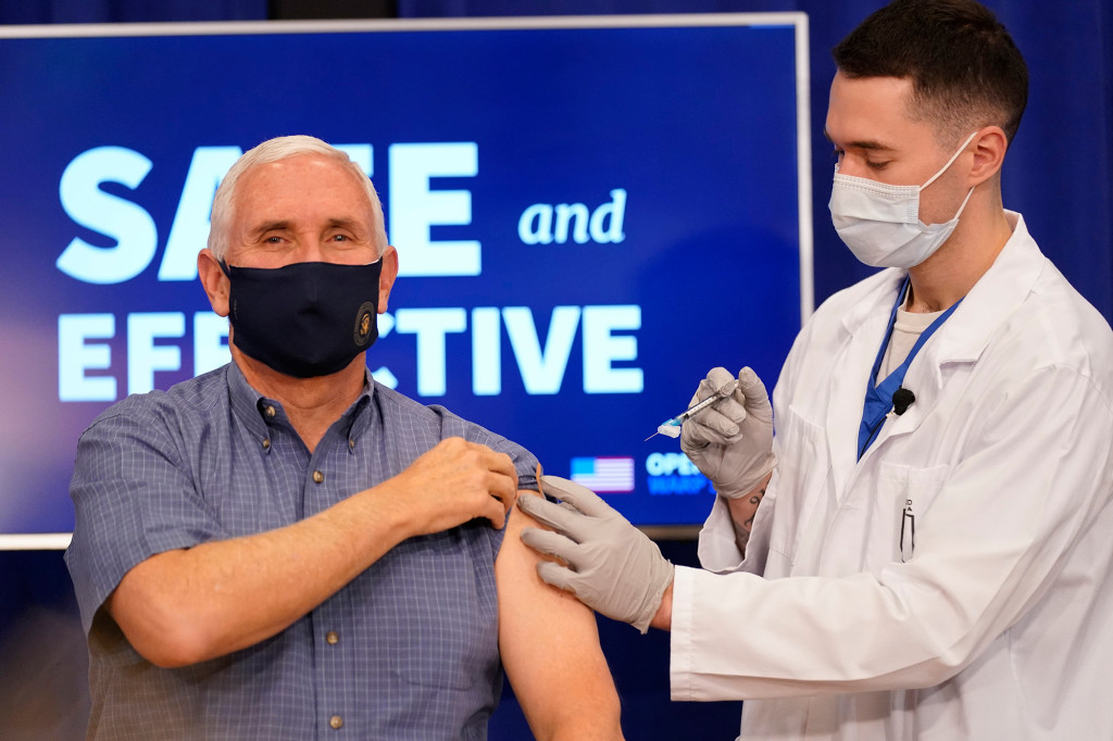 Vicepresidente Mike Pence recibió la vacuna contra el Covid-19 (Video)