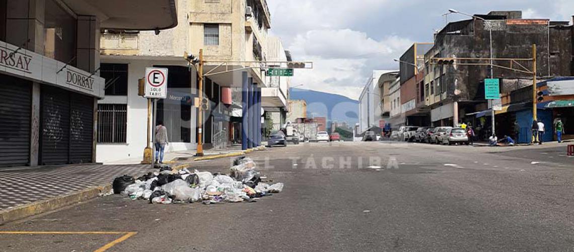 La basura por las ventas decembrinas se apodera de las calles de San Cristóbal