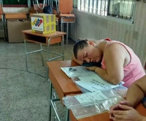 ¡Zzzzzz! Miembros de mesa se pusieron a roncar ante la extensión del show electoral (Fotos)