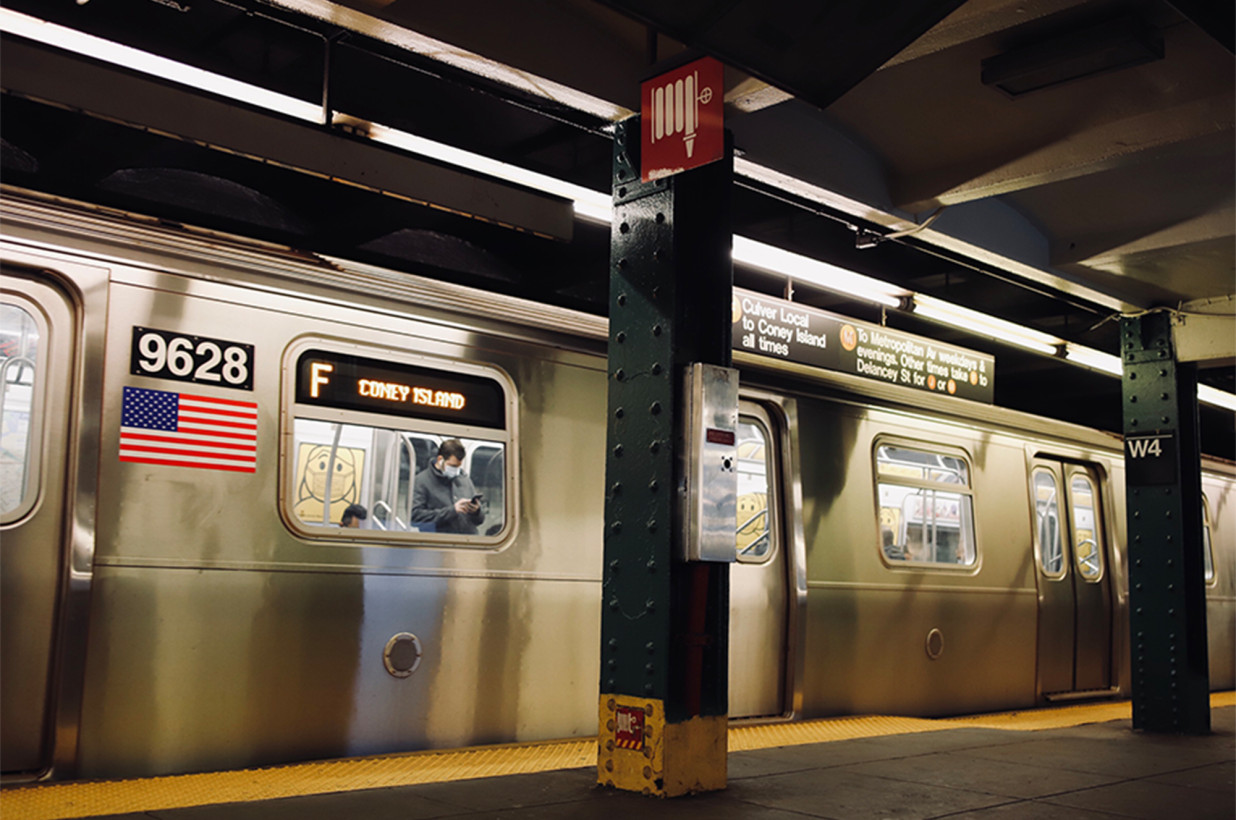 Policía de Nueva York busca pandilla que golpeó a una mujer asiática en el metro