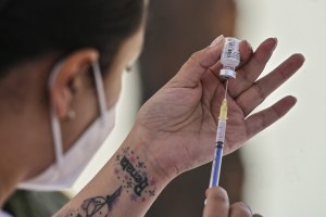 Lo que hay que saber sobre las muertes y reacciones alérgicas vinculadas a las vacunas contra el Covid-19