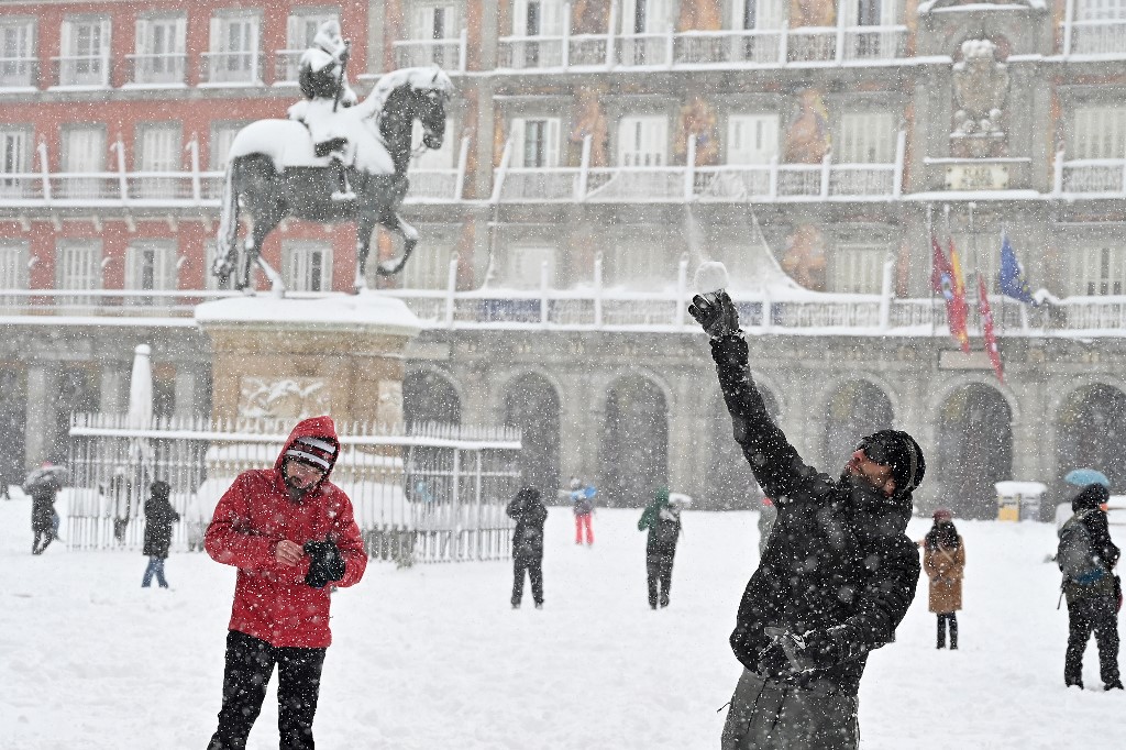 VIRAL: Policía española actúa para frenar alboroto y guerras con bolas de nieve en Madrid (Videos)