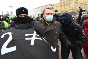 La policía rusa detiene a manifestantes pro Navalny en Moscú