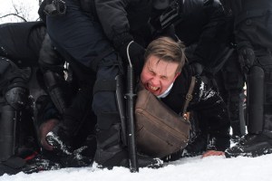 La policía rusa detiene a más de tres mil personas en manifestaciones pro-Navalny