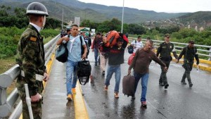 VIDEO: Venezolanos son recibidos con disparos en la frontera entre Ecuador y Perú
