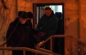 Navalny, recluido en solitario en una celda de cuarentena