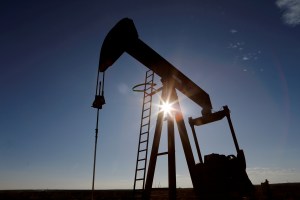 Petróleo baja por apertura de EEUU a Venezuela y proyecto de impuesto al crudo ruso en Europa